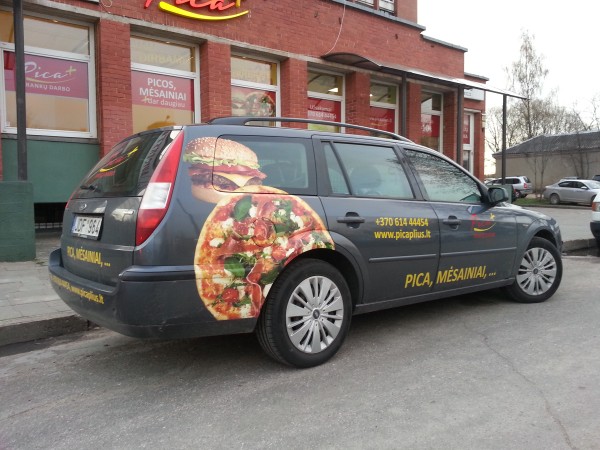Automobilio apklijavimas reklaminiais lipdukais ir fotoplakatais. „Pica PLIUS“